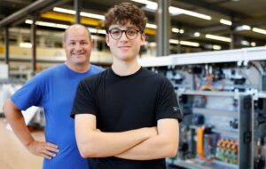 Hunkeler Berufsbildung huncareer. Berufsbildner und Lernender in Montagehalle.