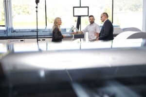 Hunkeler AG Mitarbeiterin und Mitarbeitende stehen vor Hunkeler Lösung.