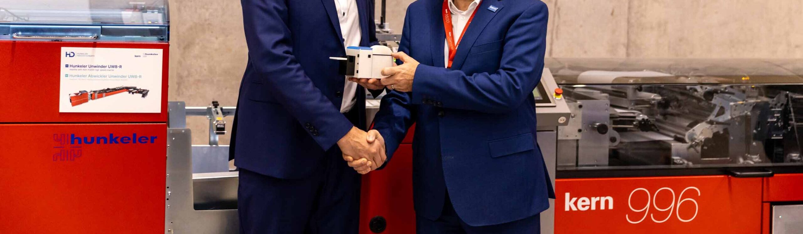 Daniel Erni und Stefan Wüthrich bei der symbolischen Übergabe des neuen Hunkeler Abwickler UW8-C.